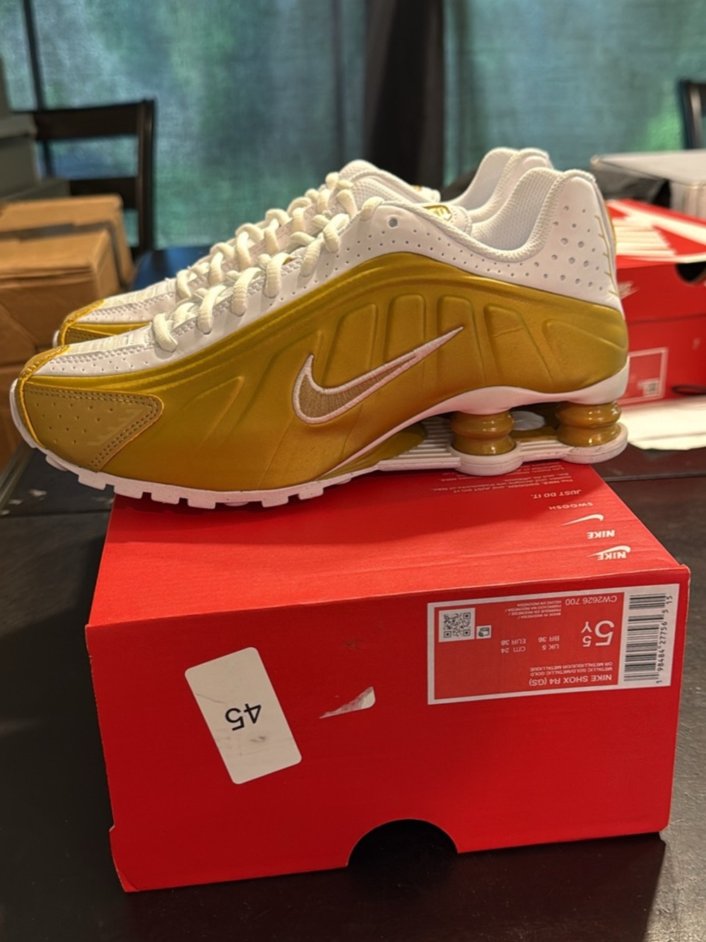 Brand new Nike Shox R4 (GS) metallic Gold size 5.5y/7 women no lid